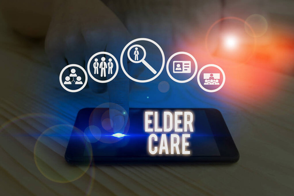 Kirjoitan viestiä vanhustenhuollosta. Business valokuva esittelee hoitoa vanhempi osoittaa, jotka tarvitsevat apua lääketieteellisiä ongelmia
. - Valokuva, kuva