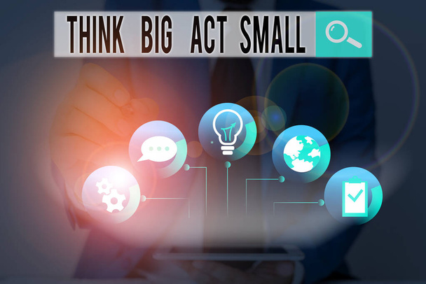 Texte d'écriture de mots Think Big Act Small. Concept d'entreprise pour de grands objectifs ambitieux Prendre de petites mesures une à la fois
. - Photo, image
