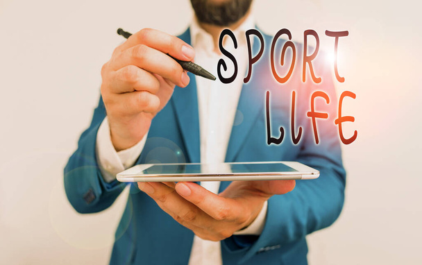 Handschrift tekst Sport Life. Concept betekent Fond van sport of andere buitenactiviteiten Fysiek actief Zakenman wijzend met pen in lege kopieerruimte. - Foto, afbeelding