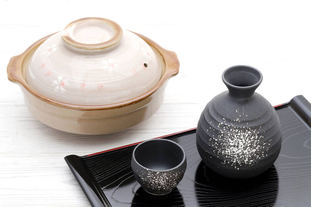 Japonské tradiční saké pohár a láhev na bílém pozadí  - Fotografie, Obrázek