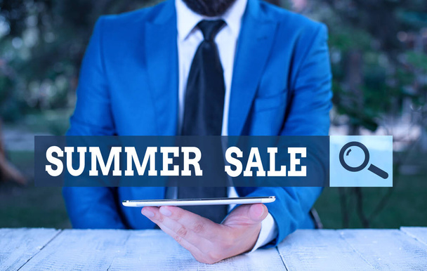 Sana kirjoittaa tekstiä Summer Sale. Liiketoimintakonsepti aika, jolloin myymälä myy tuotteita paljon halvemmalla kuin tavallinen Liikemies matkapuhelin kädessään
. - Valokuva, kuva