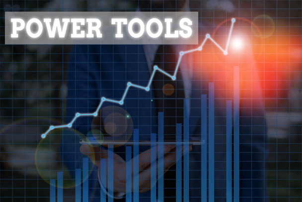 Słowo pisanie tekstu Power Tools. Koncepcja biznesowa narzędzia uruchamianego przez dodatkowe źródło zasilania i mechanizm. - Zdjęcie, obraz