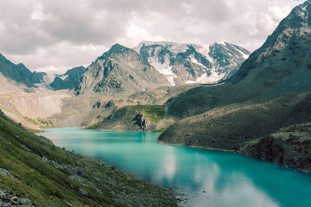 Green Lake in the Altai Mountains in summer - Valokuva, kuva