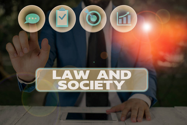 Εννοιολογική χέρι γραφή δείχνει δίκαιο και κοινωνία. Επαγγελματίες φωτογραφία προβάλλοντας διεύθυνση την αμοιβαία σχέση μεταξύ του νόμου και της κοινωνίας. - Φωτογραφία, εικόνα