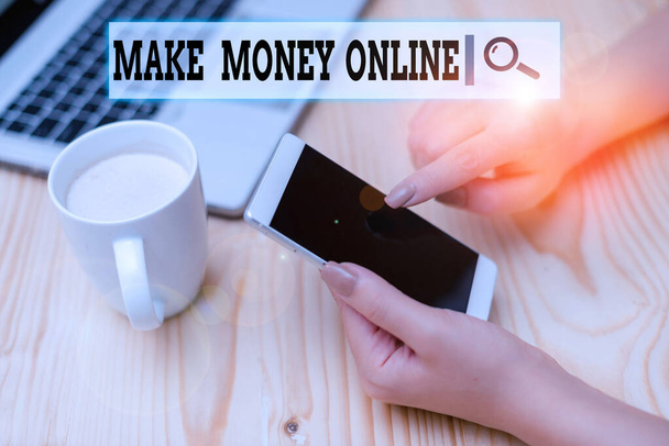 Kirjoittaminen huomautus osoittaa Make Money Online. Business photo showcasing Ecommerce Trading Myynti internetissä Freelance nainen kannettavan tietokoneen älypuhelin ja toimistotarvikkeet tekniikka
. - Valokuva, kuva