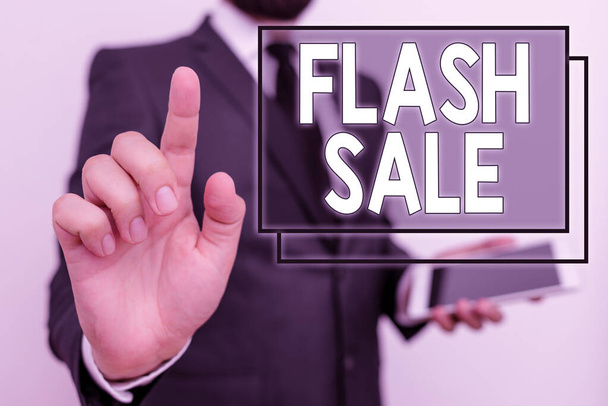 Konceptualne pismo ręczne pokazujące Flash Sale. Biznes zdjęcie tekst sprzedaż towarów w znacznie obniżonych cenach w krótkim czasie mężczyzna człowiek nosić formalny strój roboczy trzymać hi tech smartphone używać strony. - Zdjęcie, obraz