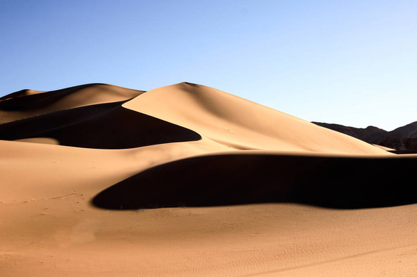 Černé díry v písečných dunách - Fotografie, Obrázek