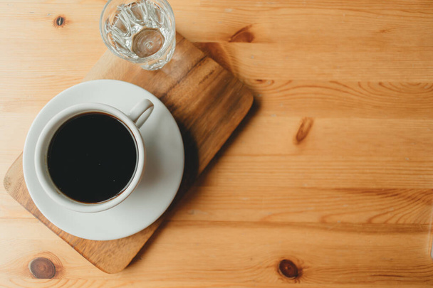 Hot cup of Americano coffee on wooden desk. - Fotoğraf, Görsel