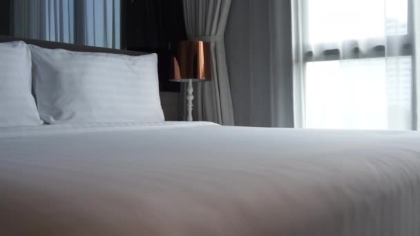 beeldmateriaal van luxe ingerichte slaapkamer in hotel - Video