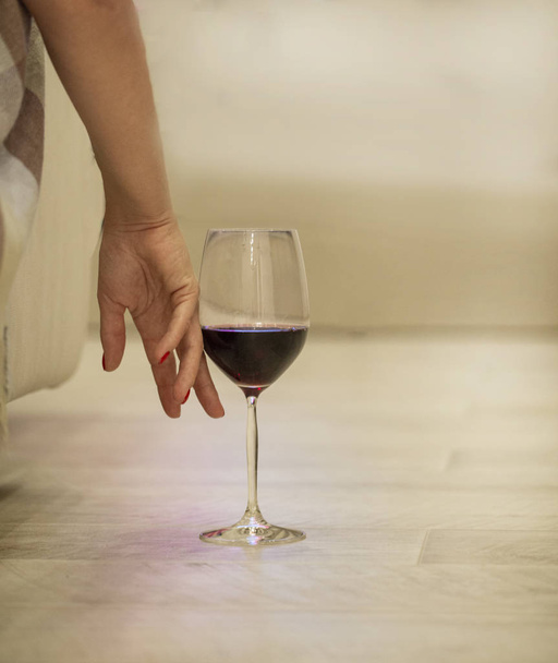 vrouwelijke hand met een glas rode wijn. concept foto - Foto, afbeelding