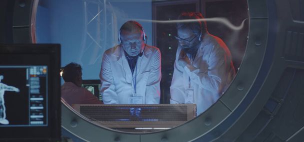 Wetenschappers die een test uitvoeren in een lab - Foto, afbeelding