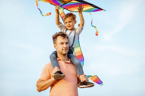 Apa és fia légi sárkánnyal a szabadban - Fotó, kép
