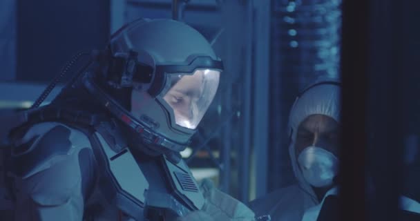 Científico ayudando a astronauta a ponerse guantes
 - Imágenes, Vídeo