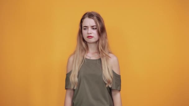 fiatal nő meglepett arckifejezés, eltakarja a száját kézzel - Felvétel, videó
