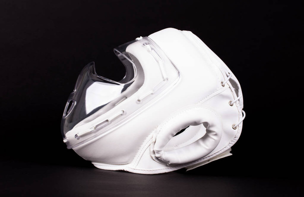 ホワイトボクシングヘルメット、現代のヘッドギア - 写真・画像