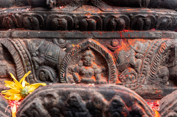 Antiguas estructuras de piedra antiguas con intrincados detalles de la estatua de dioses y diosas hindúes tallada en Swayambhunath Stupa en Katmandú, Nepal
 - Foto, Imagen