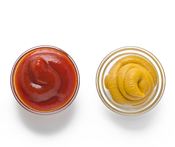 maionese, piccola ciotola di vetro, senape alla maionese, peperoncino, ketchu
 - Foto, immagini