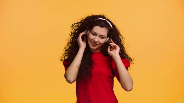 heureux fille écoute musique isolé sur orange
 - Séquence, vidéo