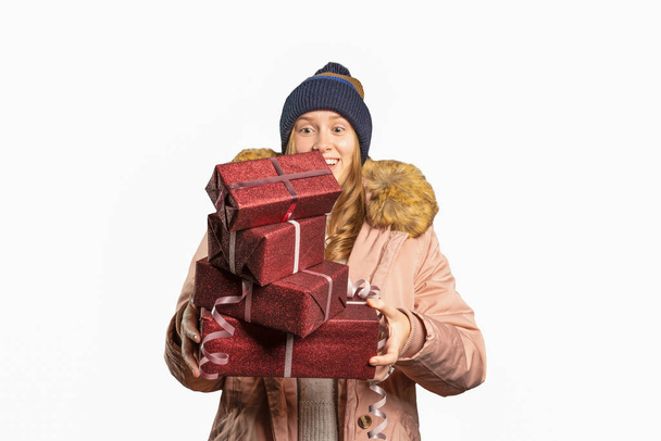 jovem mulher cai uma pilha de presentes de Natal
 - Foto, Imagem