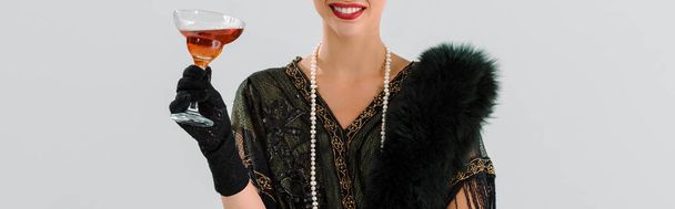 Panoramaaufnahme einer aristokratischen Frau mit Glas mit Alkoholgetränk isoliert auf grau  - Foto, Bild