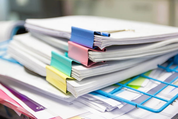 dossier map en stapel van zakelijke rapport papieren bestand op de tafel in een kantoor, concept document in het kantoor - Foto, afbeelding