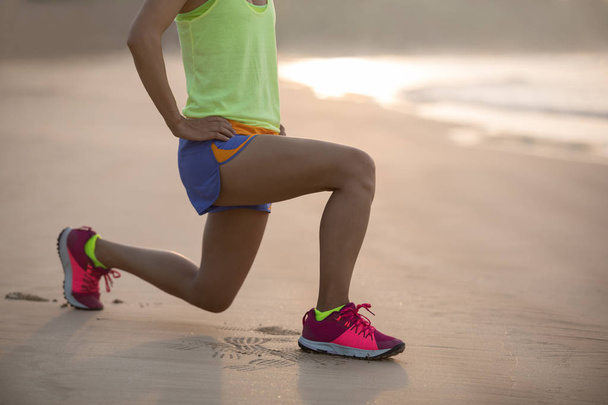Здоровый образ жизни молодая фитнес-женщина, занимающаяся на пляже
 - Фото, изображение