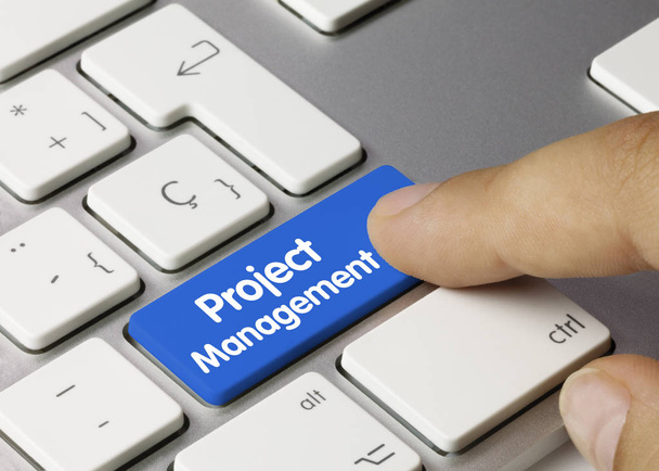 Projektmanagement - Beschriftung auf blauer Tastatur - Foto, Bild