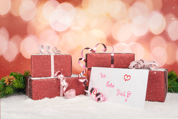 Святкові подарунки з листівкою з написом "Я люблю тебе" німецькою. - Фото, зображення