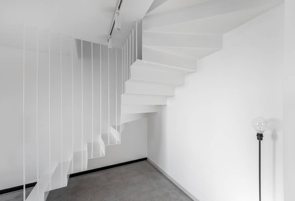 Minimalistyczne metalowe schody pomalowane na biało - Zdjęcie, obraz