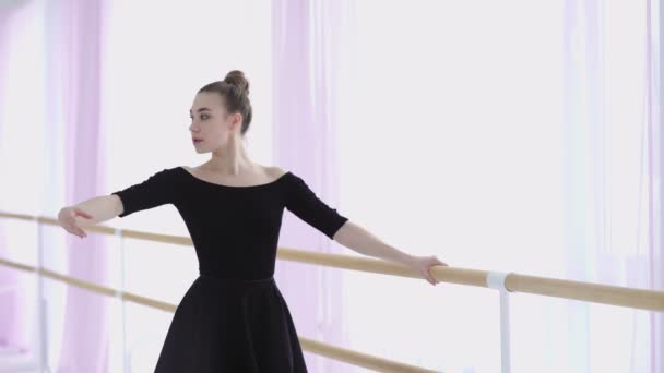 Profesjonalna tancerka baletowa ćwicząca w pobliżu baletu - Materiał filmowy, wideo
