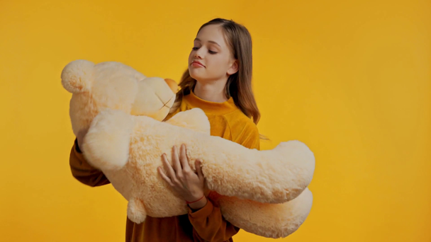 uśmiechnięty nastolatek taniec z zabawką izolowane na żółty  - Materiał filmowy, wideo