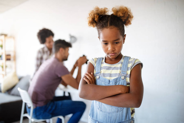 Сумна дитина-афроамериканець чекає вдома на зайняту батьківську увагу. - Фото, зображення