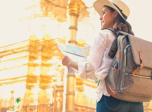 женщина путешественник турист с картой. Путешествие концепции путешествия
 - Фото, изображение
