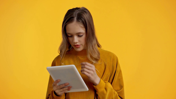 tinédzser digitális tabletta izolált sárga - Felvétel, videó