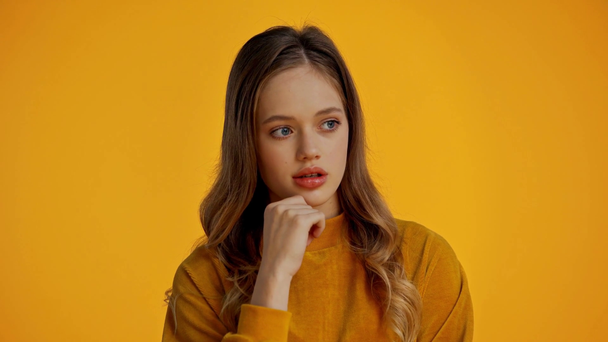 pensive tiener geïsoleerd op geel - Video