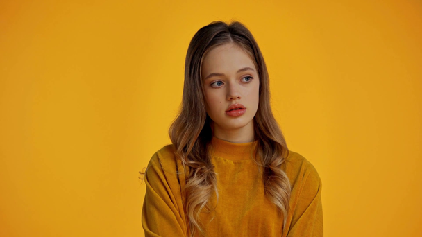 shocked teenager showing idea sign isolated on yellow - Filmagem, Vídeo