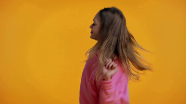 καλλιεργημένη άποψη της γυναίκας χρησιμοποιώντας σανίδα, έφηβος που χορεύει απομονωμένος στο κίτρινο - Πλάνα, βίντεο