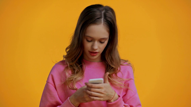 adolescente prendendo selfie e sorridente isolato su giallo
 - Filmati, video