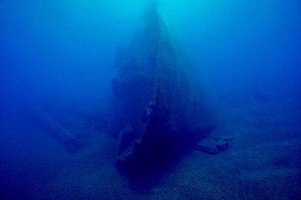 Buceo en el mar Mediterráneo, Turquía, un distrito de la ciudad de Kemer.El 1 de enero de 2001, durante una tormenta, el barco georgiano "PATI" se estrelló contra rocas cerca de la costa.
. - Foto, Imagen