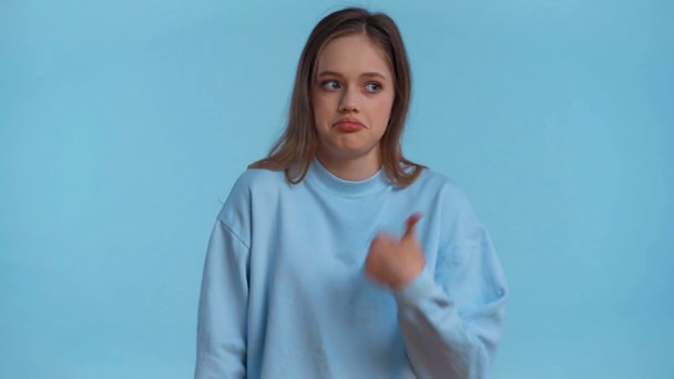 tinédzser mutató ujjal és kézzel elszigetelt a kék - Felvétel, videó
