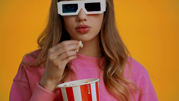 adolescente guardando film e mangiare popcorn isolato su giallo
 - Filmati, video