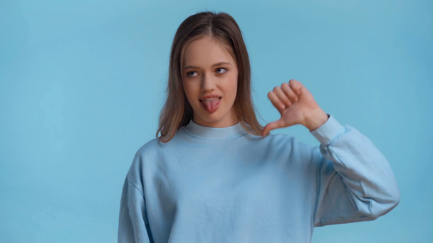 tiener wijzend met vinger geïsoleerd op blauw - Video