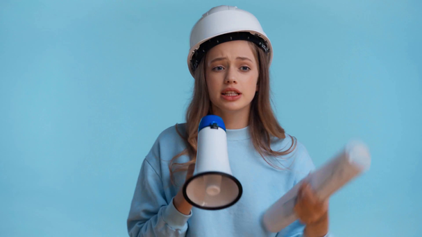 Wütender Teenager spricht mit Lautsprecher isoliert auf blau - Filmmaterial, Video