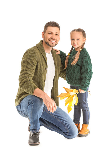Ritratto di padre e figlia felici con foglie autunnali su sfondo bianco
 - Foto, immagini