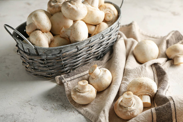 Корзина со свежими грибами на белом фоне
 - Фото, изображение