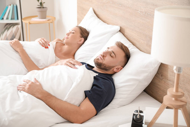 Reggel a fiatal pár alszik az ágyban - Fotó, kép
