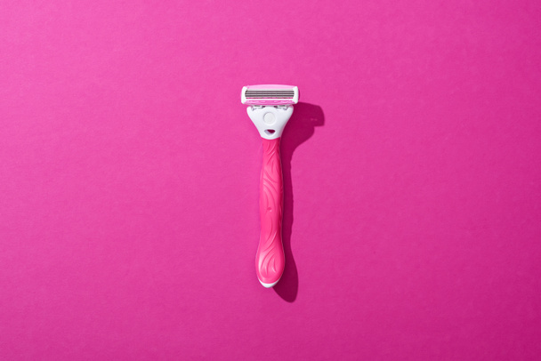 top view of female shaver on pink background - Zdjęcie, obraz