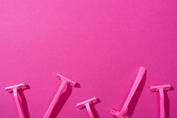 top view of female disposable razors on pink background - Foto, Imagem