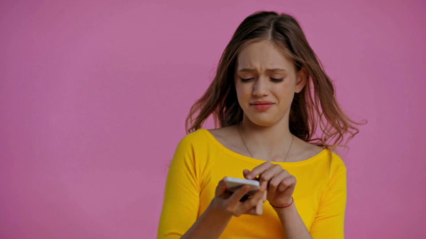 έφηβος μιλάει στο smartphone απομονώνονται σε ροζ - Πλάνα, βίντεο