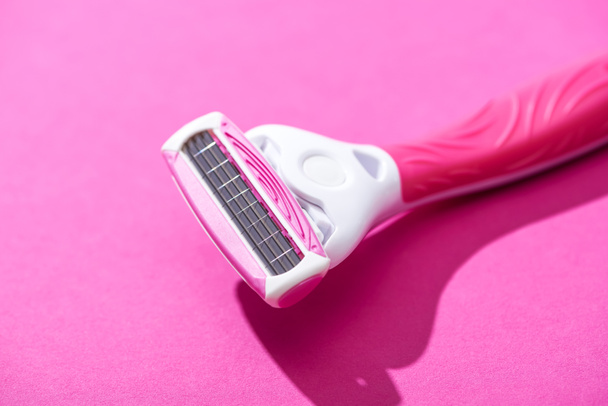 close up view of razor on pink background - Фото, изображение